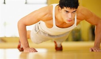 Moški, ki izvaja gimnastične vaje s kroničnim prostatitisom