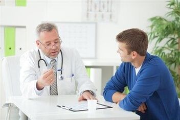Urolog posvetuje bolnika s kroničnim prostatitisom